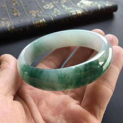 皮壳有色带，切开果然惊艳 一块翡翠原石的逆袭之路